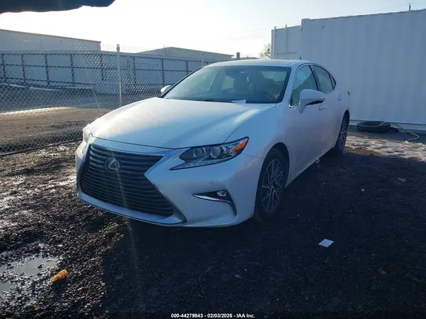 58ABK1GG2HU046112 2017 LEXUS ES - Image 2