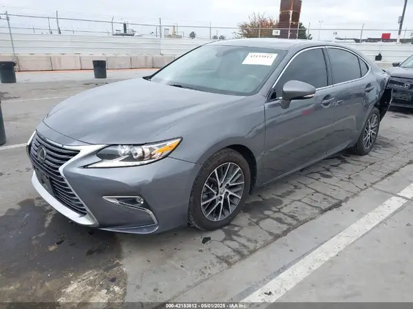 58ABK1GG2HU055621 2017 LEXUS ES - Image 2