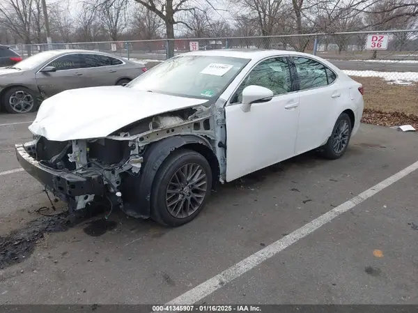 58ABK1GG2JU080623 2018 LEXUS ES - Image 2