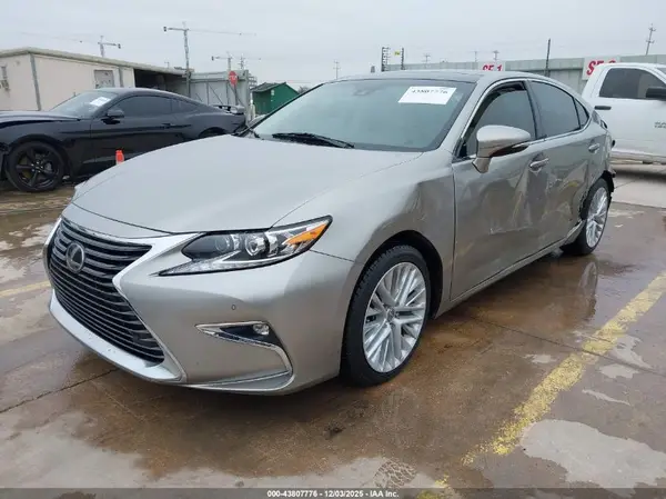 58ABK1GG2JU092318 2018 LEXUS ES - Image 2