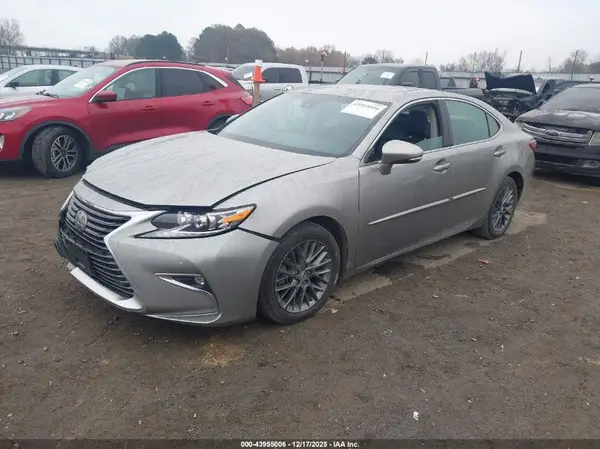 58ABK1GG2JU097809 2018 LEXUS ES - Image 2