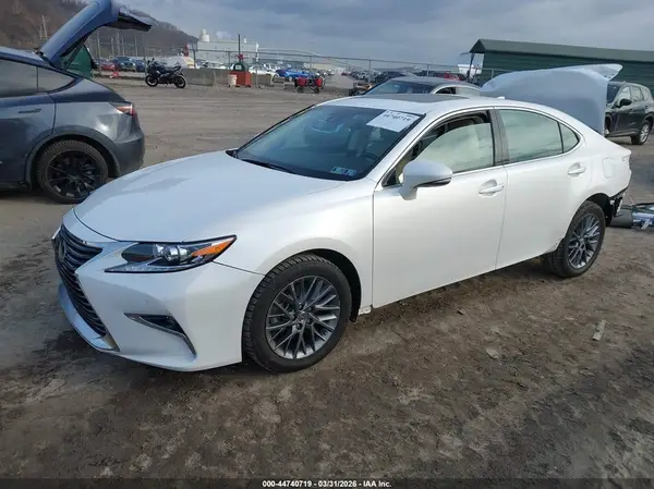 58ABK1GG2JU098720 2018 LEXUS ES - Image 2