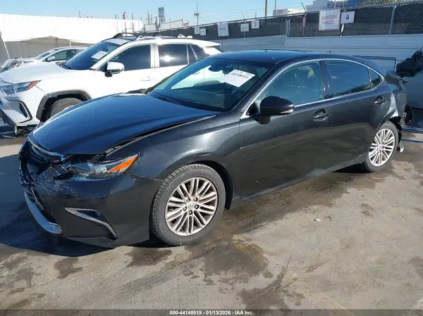 58ABK1GG2JU099544 2018 LEXUS ES - Image 2