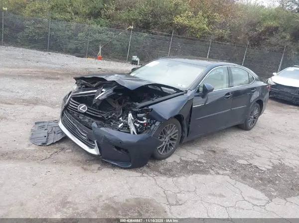 58ABK1GG2JU099740 2018 LEXUS ES - Image 2