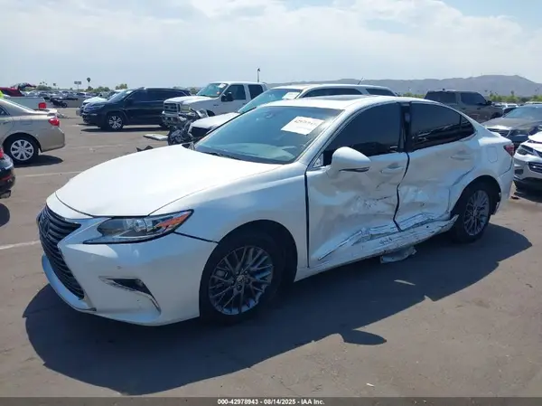 58ABK1GG2JU102622 2018 LEXUS ES - Image 2