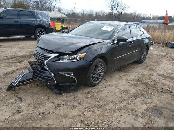 58ABK1GG2JU106072 2018 LEXUS ES - Image 2