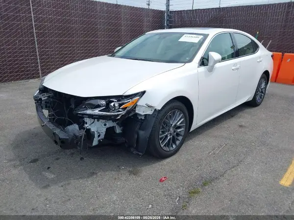 58ABK1GG2JU109943 2018 LEXUS ES - Image 2