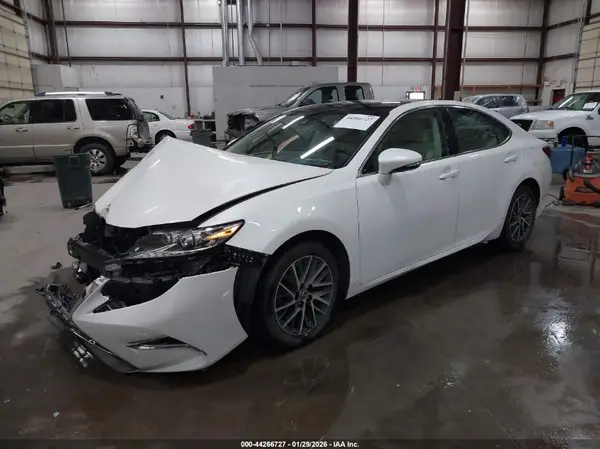58ABK1GG2JU111143 2018 LEXUS ES - Image 2