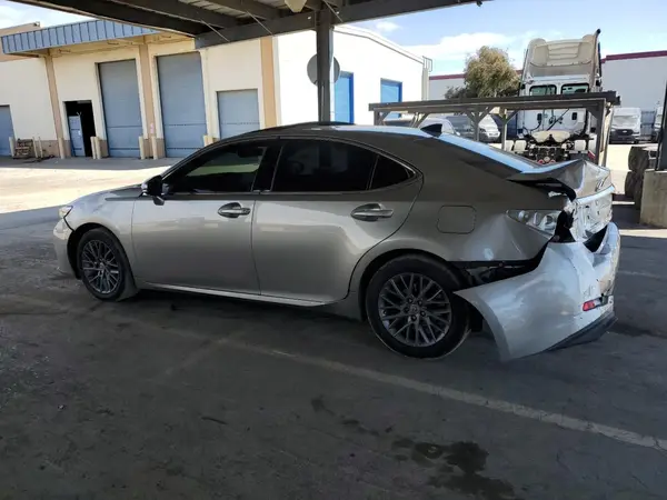 58ABK1GG3JU090111 2018 LEXUS ES - Image 2