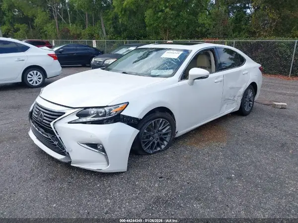 58ABK1GG3JU095244 2018 LEXUS ES - Image 2