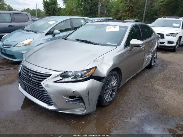 58ABK1GG3JU097723 2018 LEXUS ES - Image 2
