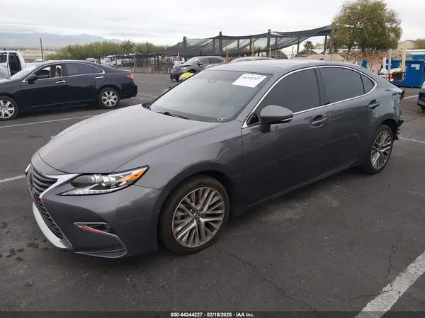 58ABK1GG3JU099858 2018 LEXUS ES - Image 2
