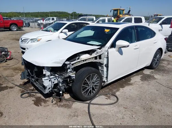 58ABK1GG3JU101348 2018 LEXUS ES - Image 2