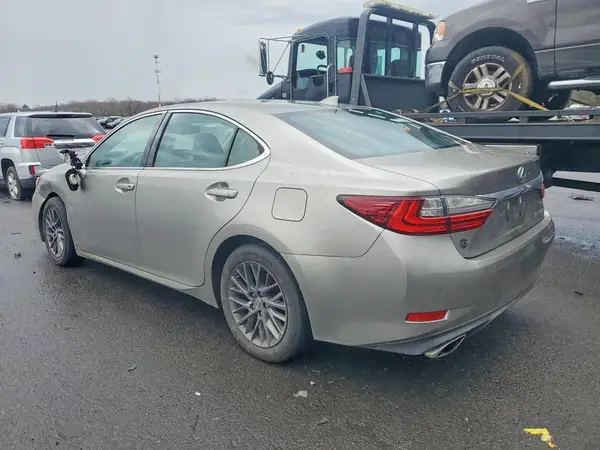 58ABK1GG3JU106047 2018 LEXUS ES - Image 2