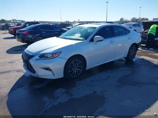 58ABK1GG3JU109868 2018 LEXUS ES - Image 2