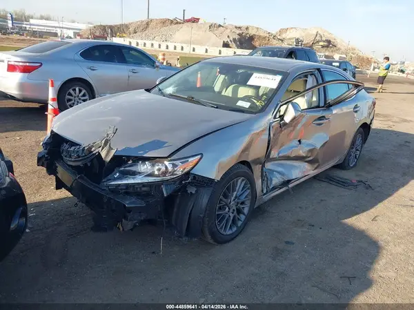 58ABK1GG3JU110518 2018 LEXUS ES - Image 2