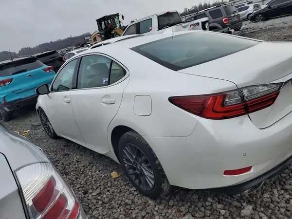 58ABK1GG3JU112656 2018 LEXUS ES - Image 2
