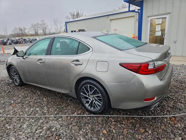 58ABK1GG4HU040425 2017 LEXUS ES - Image 2