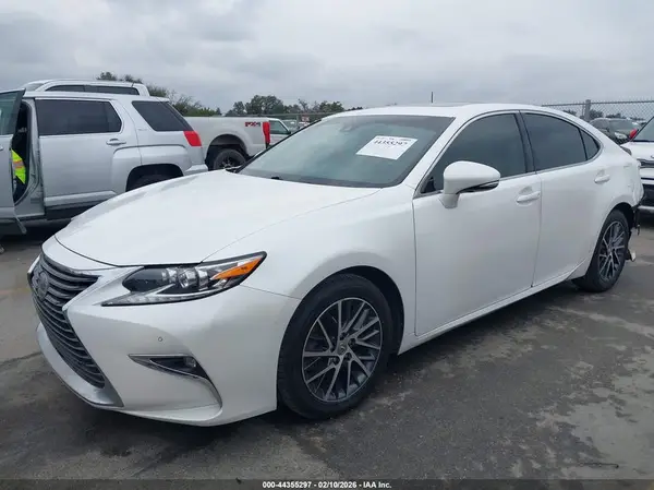 58ABK1GG4HU057399 2017 LEXUS ES - Image 2