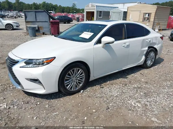 58ABK1GG4HU057631 2017 LEXUS ES - Image 2