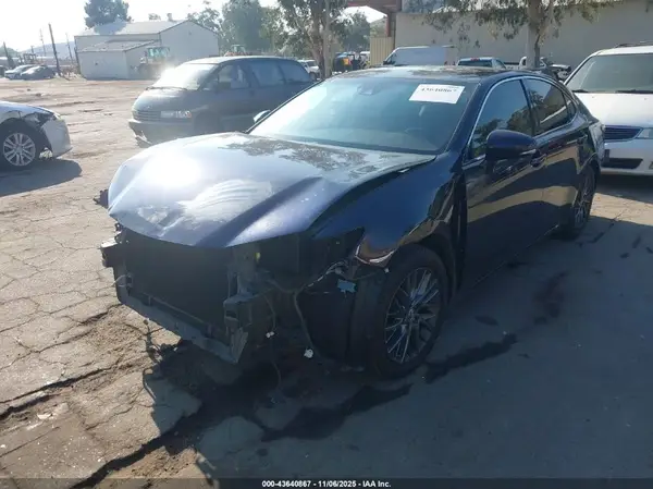 58ABK1GG4JU093955 2018 LEXUS ES - Image 2