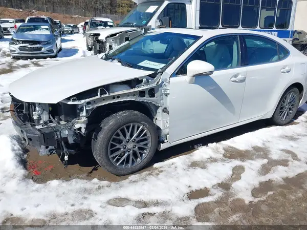58ABK1GG4JU095561 2018 LEXUS ES - Image 2