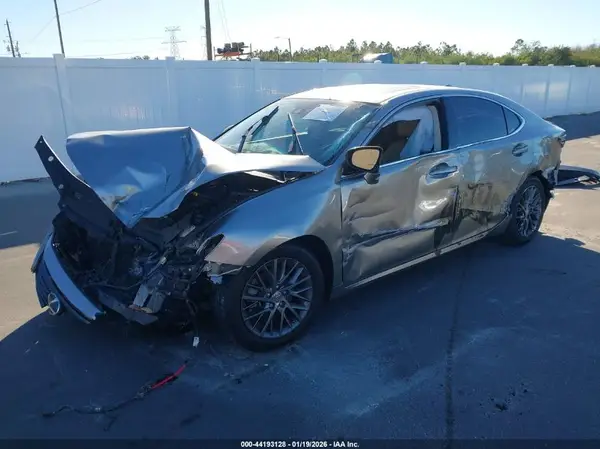 58ABK1GG4JU095771 2018 LEXUS ES - Image 2