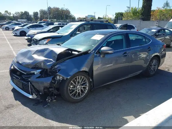 58ABK1GG5JU081054 2018 LEXUS ES - Image 2