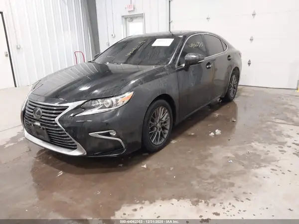 58ABK1GG5JU081619 2018 LEXUS ES - Image 2