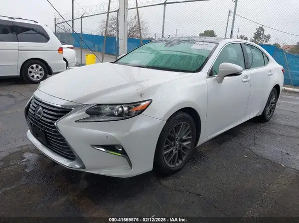 58ABK1GG5JU082446 2018 LEXUS ES - Image 2