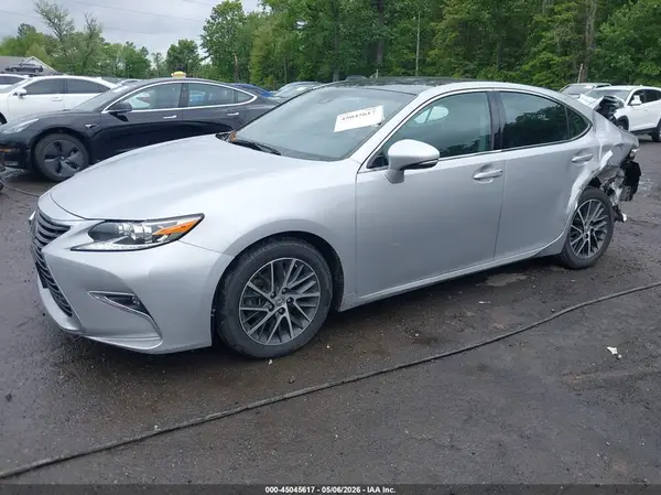 58ABK1GG5JU082513 2018 LEXUS ES - Image 2