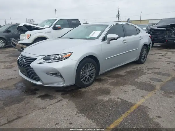 58ABK1GG5JU087811 2018 LEXUS ES - Image 2