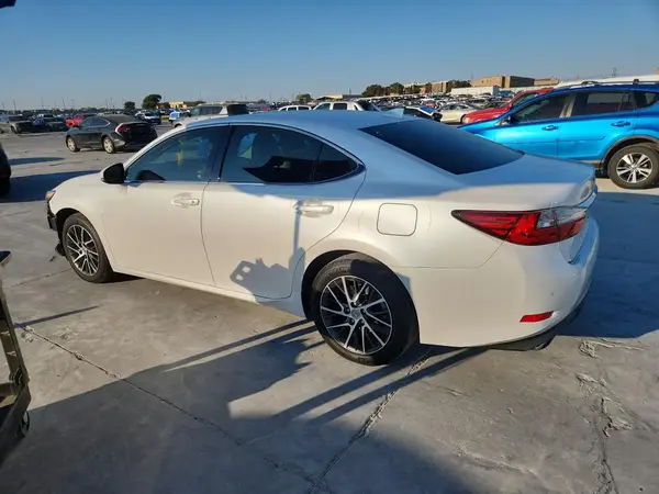 58ABK1GG5JU096556 2018 LEXUS ES - Image 2