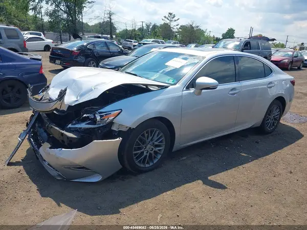 58ABK1GG5JU104767 2018 LEXUS ES - Image 2