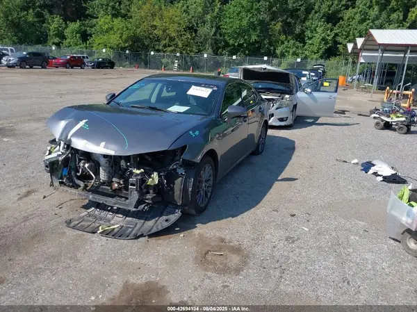 58ABK1GG5JU108284 2018 LEXUS ES - Image 2