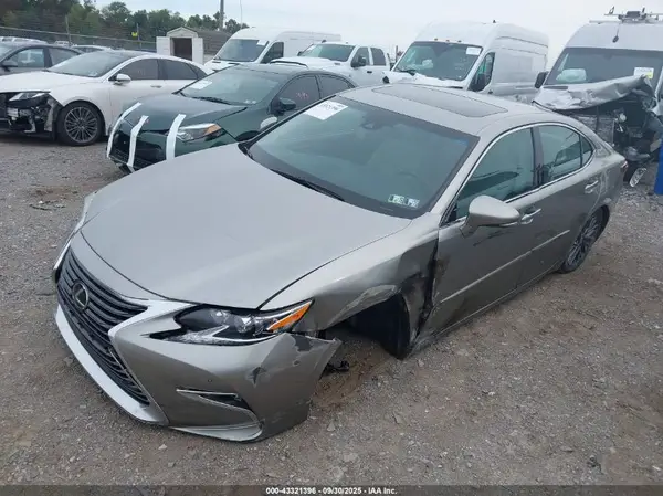 58ABK1GG5JU108477 2018 LEXUS ES - Image 2