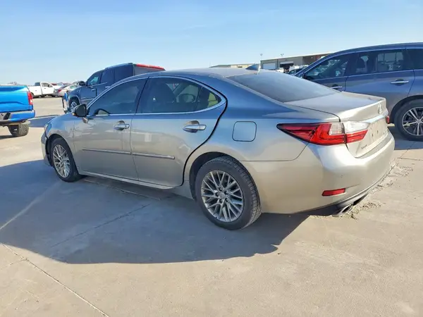 58ABK1GG5JU112657 2018 LEXUS ES - Image 2