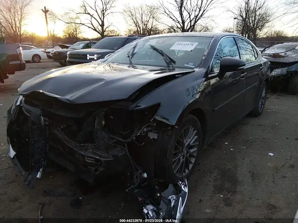58ABK1GG5JU112898 2018 LEXUS ES - Image 2