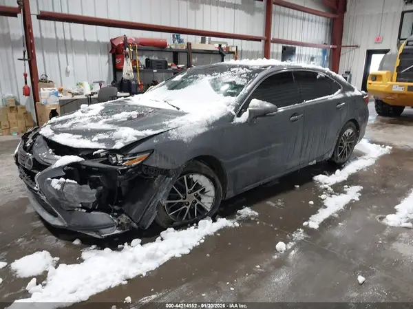 58ABK1GG5JU113324 2018 LEXUS ES - Image 2