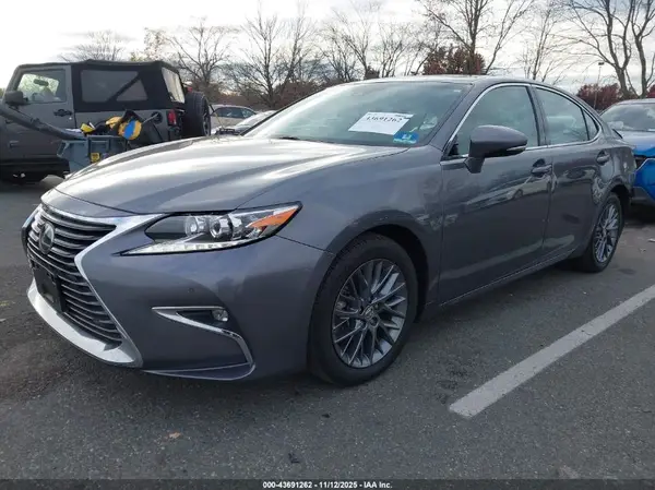 58ABK1GG5JU113954 2018 LEXUS ES - Image 2