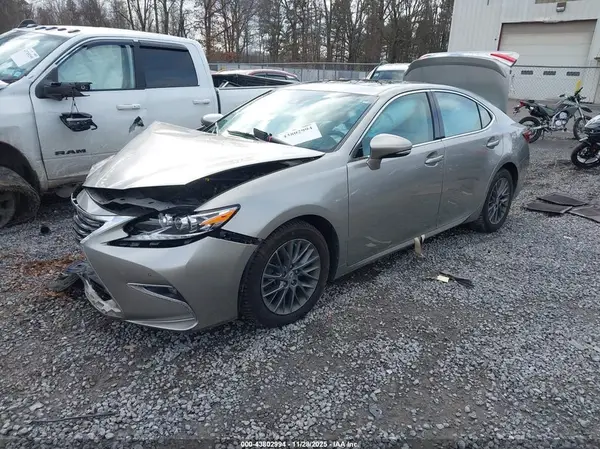 58ABK1GG5JU115221 2018 LEXUS ES - Image 2