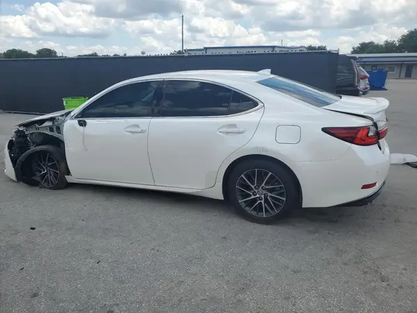 58ABK1GG5JU117471 2018 LEXUS ES - Image 2