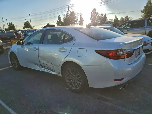 58ABK1GG6JU082634 2018 LEXUS ES - Image 2