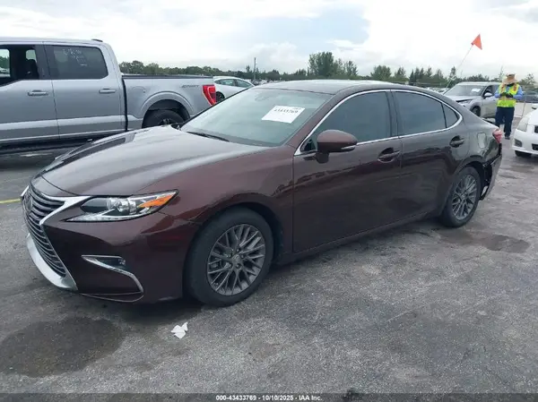 58ABK1GG6JU084402 2018 LEXUS ES - Image 2