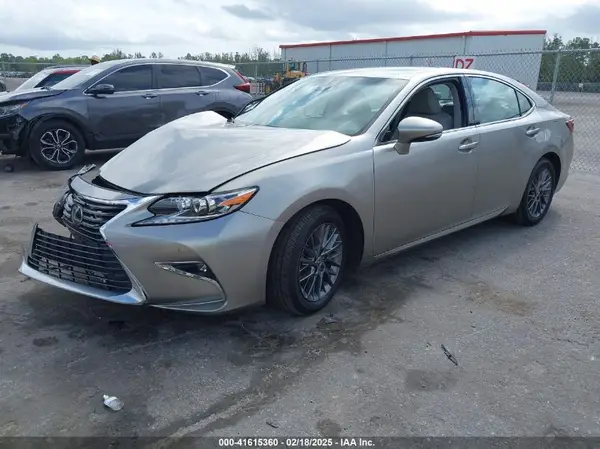 58ABK1GG6JU092872 2018 LEXUS ES - Image 2