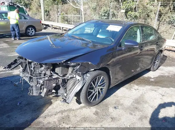 58ABK1GG6JU097697 2018 LEXUS ES - Image 2