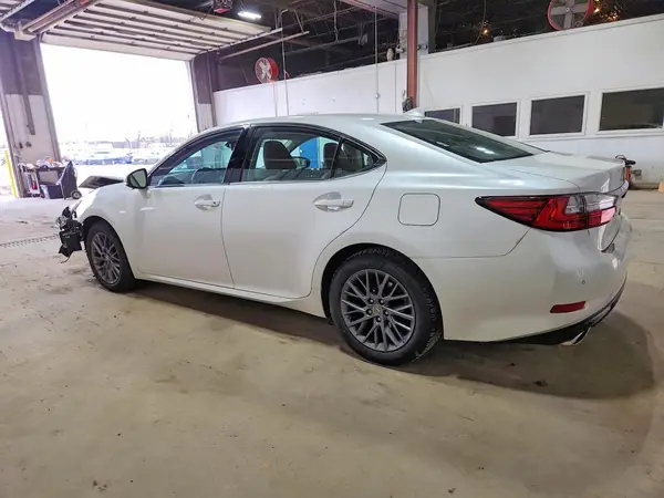 58ABK1GG6JU100565 2018 LEXUS ES - Image 2