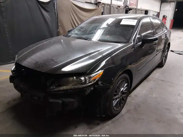 58ABK1GG6JU105538 2018 LEXUS ES - Image 2