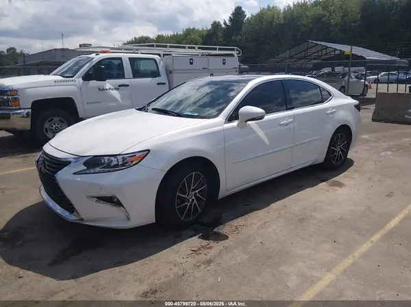 58ABK1GG6JU107015 2018 LEXUS ES - Image 2