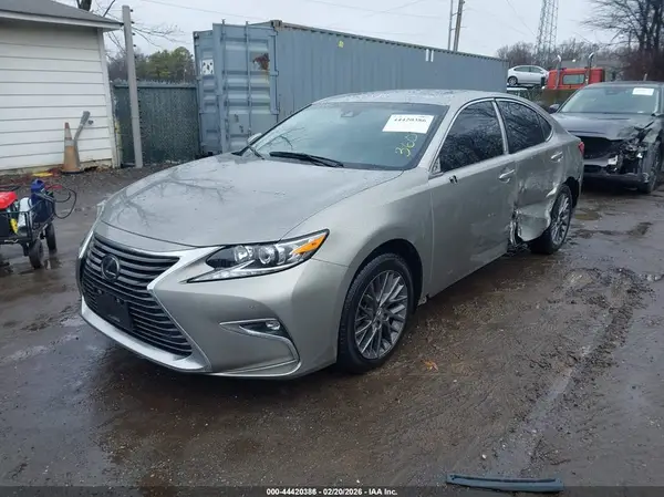 58ABK1GG6JU112957 2018 LEXUS ES - Image 2